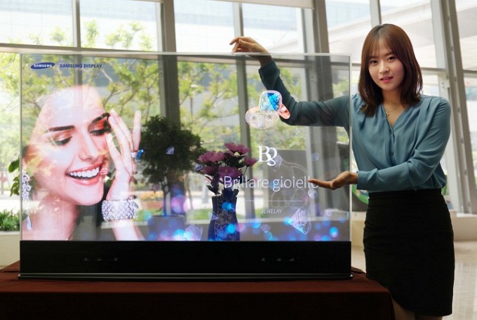 LG Electronics і Samsung от уже кілька років поспіль представляють працюючі прототипи гнучких і прозорих OLED-дисплеїв, хоча до цих пір в масове виробництво ні один, ні другий бренд ще їх не випускали - все обіцяють і обіцяють
