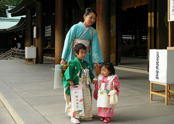 У сучасному світі японські жінки з маленькими дітьми або не працюють зовсім або знаходять посаду з меншою кількістю годин, щоб присвятити себе дитині