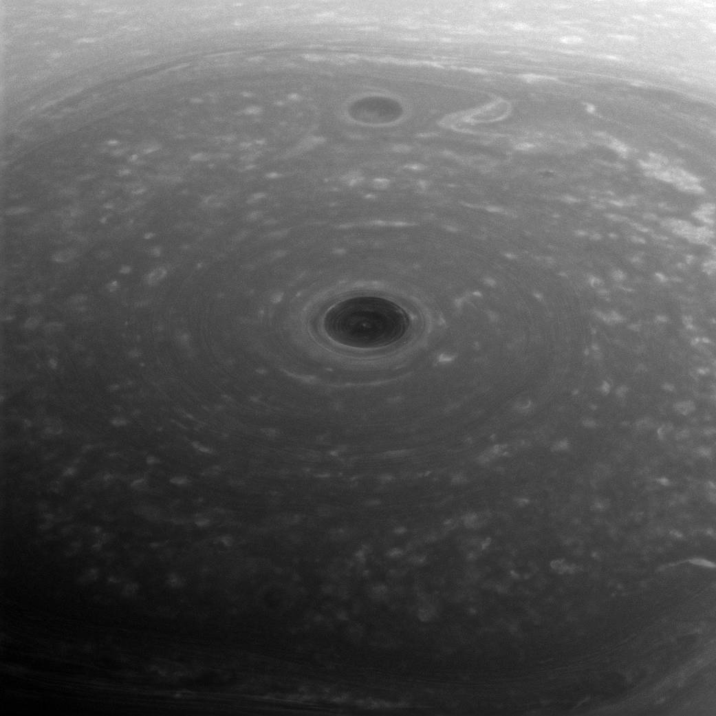 NASA опублікувало переданий знищеної практично роком раніше станцією Cassini знімок турбулентних областей, які розташовуються на північному полюсі Сатурна