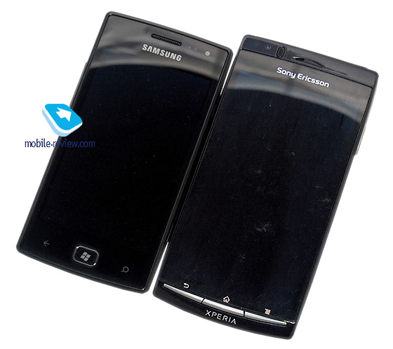 Samsung Omnia W і Sony Ericsson Arc S (праворуч):