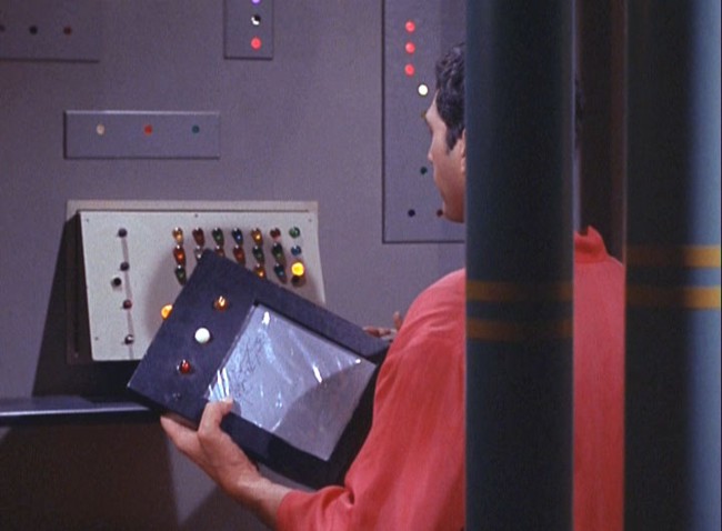 Вперше електронні гаджети в формі планшета були помічені на кіноекранах: спочатку в телесеріалі «Зоряний шлях» (1966) був показаний планшетник PADD, а потім схожий пристрій, але вже під назвою Newspad «засвітилося» в кінокартині режисера Стенлі Кубрика «2001: Космічна одіссея» (1968), знятої за книгою Артура Кларка