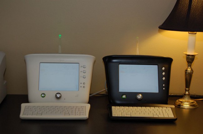 Планшетний комп'ютер DEC Lectrice (зліва) дозволяв переглядати електронні документи, а Intel WebPAD (праворуч) - виходити в інтернет   Інтернет-планшет 3Com Audrey не тільки був доступний в двох кольорах (чорному і білому), але і комплектувався зовнішньої клавіатурою