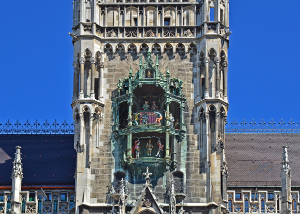 Наприклад, в Мюнхені, та й в деяких інших містах, на ратушах стоять цікаві годинник, в яких при бою курантів, зазвичай опівдні, відбувається якась агресивна дія, рух фігурок, аж до лялькових мініспектаклі (тут вирізано 10% з центру кадру, при натисканні відкривається зображення в більшому масштабі)