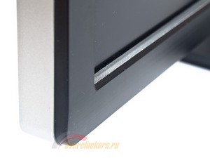 Як видно із представлених фотографій, в моніторі застосовується три типи пластика: сіра окантовка і «нога», матовий чорний в задній частині (у вигляді решітки для вентиляції) і в підставці U3014, а також чорний з поверхнею під шліфований метал (рамка екрану)