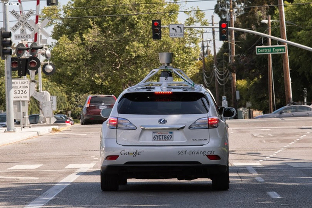 Аварія з вини безпілотного Google-мобіля, створеного на базі кросовера Lexus RX450h, сталася в місті Маунтін-В'ю, штат Каліфорнія