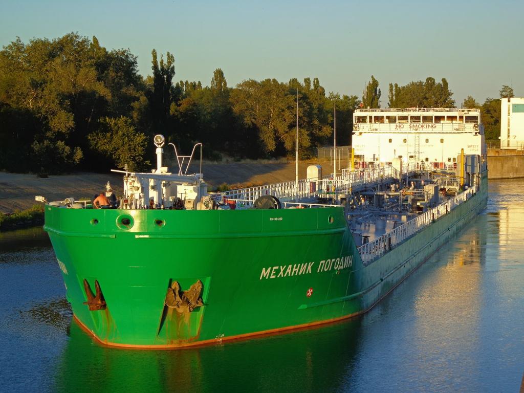 За даними Reuters, судном володіє компанія ВЕБ-Лізинг, яка належить російському Внєшекономбанку