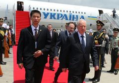 Чесно кажучи, не дуже зрозуміло, навіщо знадобилося прем'єр-міністру Миколі Азарову літати нині в Китай, та ще аж на чотири дні
