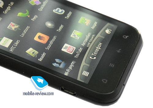 Під екраном сенсорний блок з чотирьох клавіш, стандартних для смартфонів на базі ОС Android: Будиночок, Меню, Назад, Пошук