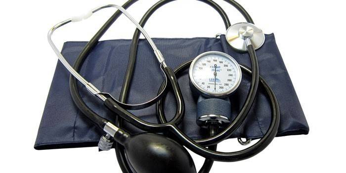 Якщо у пацієнта порушення ритму серця, то самостійно вимірювати тиск тонометром не можна, краще довірити це медичному працівнику