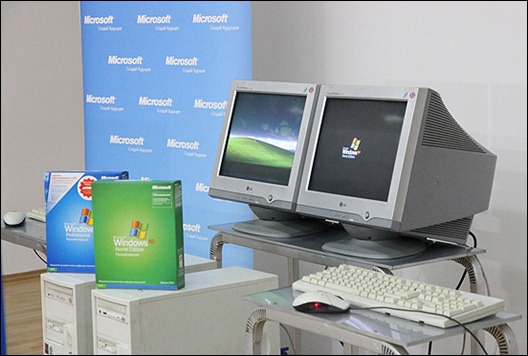 25 жовтня 2001 року стартував продаж операційної системи Windows XP, яка до сих пір встановлена ​​на величезній кількості комп'ютерів - лише зовсім недавно Windows 7 обігнала стареньку за ринковою часткою