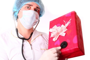 Як актуальних подарунків чоловікові - лікаря також можна відзначити кілька варіантів