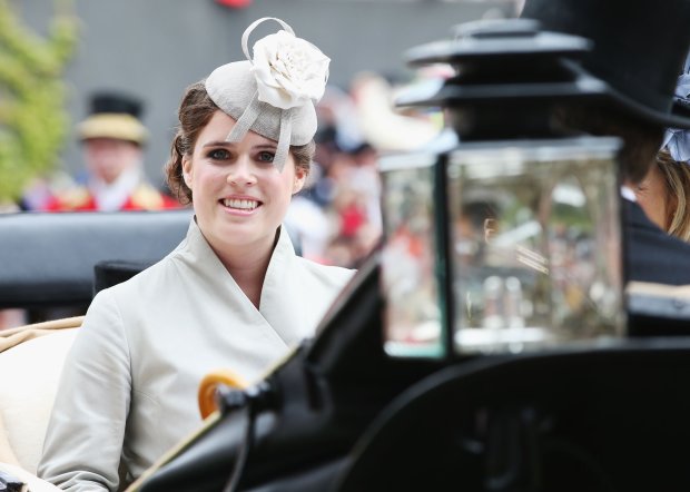 Уважним шанувальникам королівської сім'ї нескладно було помітити, що точно в таких же човниках герцогиня Сассекському з'явилася на свої заручини з принцом Гаррі в листопаді 2017 року